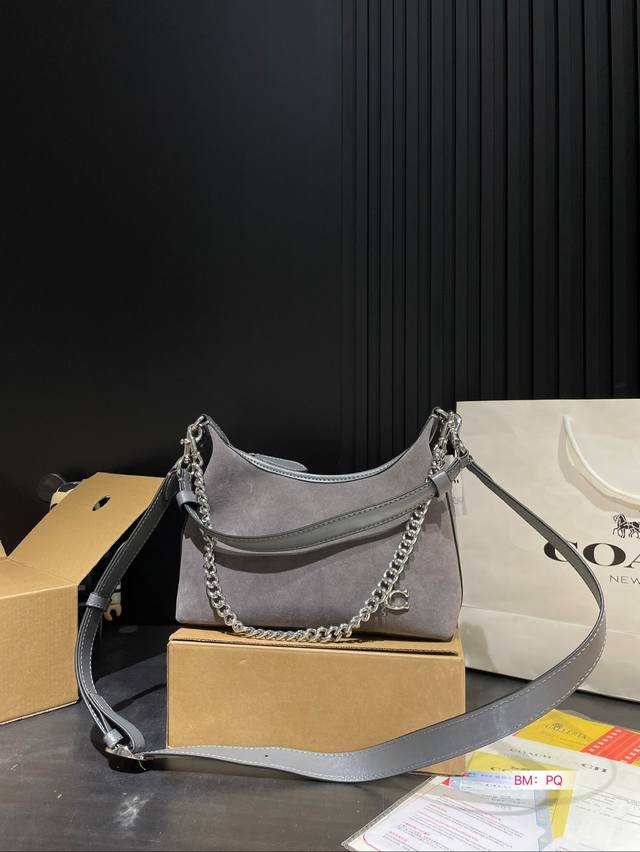 Paired with a box, Coach's new armpit bag with a spicy girl style is also so cool. The new product is so beautiful, and the new bag has a good shape for carrying. It's really cool. Family size: 25 17: