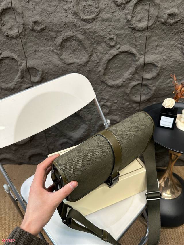 Paired with folding box, Coach League messenger bag, shoulder bag, crossbody bag, versatile and fashionable new messenger bag. Recommended size: moderate, simple, atmospheric, classic, versatile and timeless. Size: 28.20cm