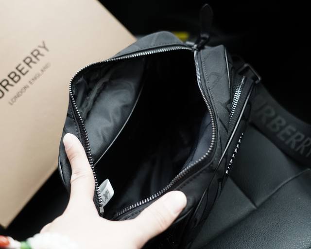 Burberry official website synchronizes the high version of the classic and timeless single shoulder crossbody backpack. The original fabric material has a delicate and deep waterproof and wear-resistant feel, which is not a common product in the mark