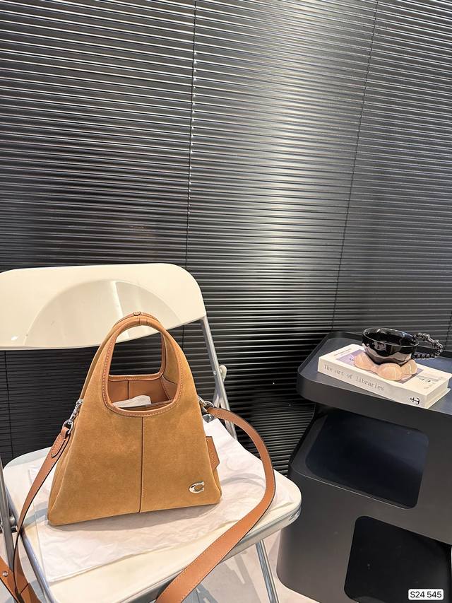 Paired with a box, the Coach Bucket Bag is simple yet not simple. This bag is versatile in meeting daily office capacity needs and offers versatile clothing options such as Clean Fit, neutral style, and mixed sports style