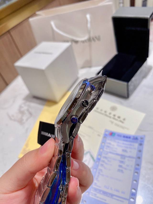 The true original Armani Renato series details can be seen in the high-quality and fashionable men's watch, the noble Iron Prince, with a deep and elegant black large dial and three eye multifunctional business quartz watch. The dial diameter is 43mm