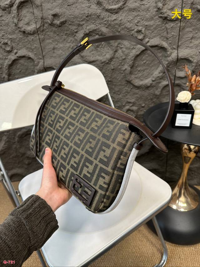Equipped with a folding box Fendi armpit bag, it can be worn under the armpit or diagonally, with a simple and luxurious feel. The size is 31.20cm: