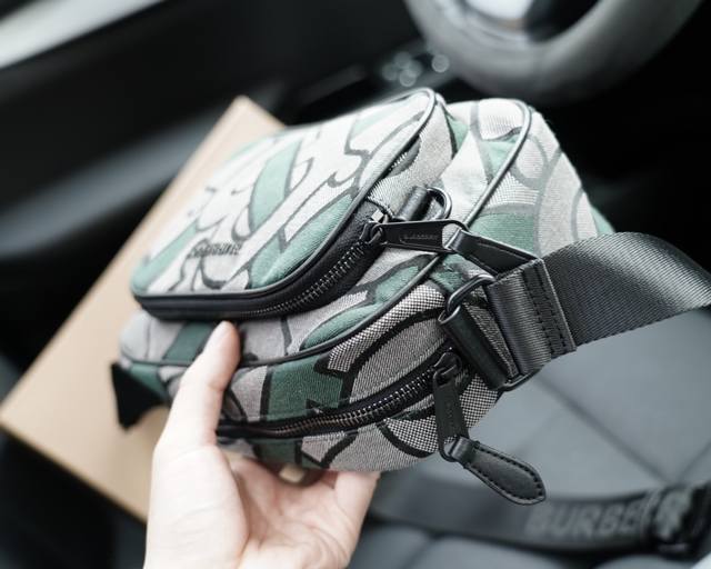 Burberry official website synchronizes the high version of the classic and timeless single shoulder crossbody backpack. The original fabric material has a delicate and deep waterproof and wear-resistant feel, which is not a common product in the mark
