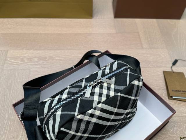 Box matching Burberry camera bag is a style that can be carried by both men and women. If you are tired of carrying it, you can give it to your boyfriend. Size 25 17