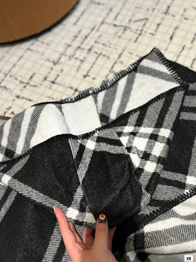 Gift box packaging Burberry scarf Hi! The cold winter has arrived, it's time to add a bright color to your outfit! This scarf is simply magical, not only can it keep you warm, but it can also immediately make you the center of fashion! Match with jac