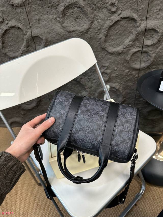 Paired with a folding box, this is a must-have item for the Coach brand. It's a classic Boston style item with a small body and large capacity. It's a must-have item for trendy men. You deserve to have a classic vintage flower that won't break or wea