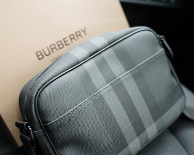 Burberry official website synchronizes high version crossbody single shoulder backpack with eternal and timeless iconic products. Pure original single cowhide top-notch hardware production, non market ordinary version. This year's favorite styles of