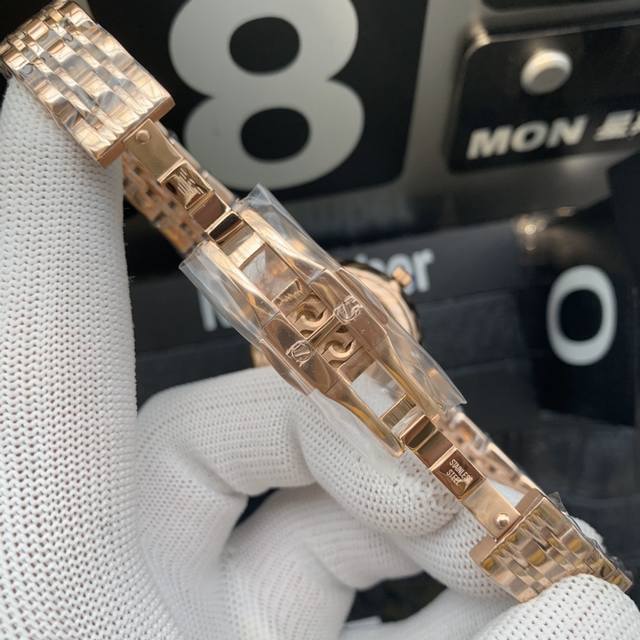 The original Armani Starry Sky women's watch model ar1926 features a gold and Ar1925 silver dial with a diameter of 32mm and a 316 stainless steel strap. Armani Starry Sky's diamonds are made of imported Swarovski crystal diamonds, including regular