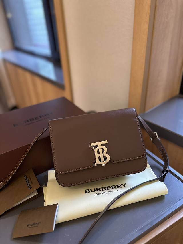 Folding gift box packaging Burberry Tb logo chain shoulder bag is a must-have item in the fashion industry. Get it up! The new postman bag Burberry never worries about sales, temperament, and quality! When purchasing a printed version in Hong Kong, i