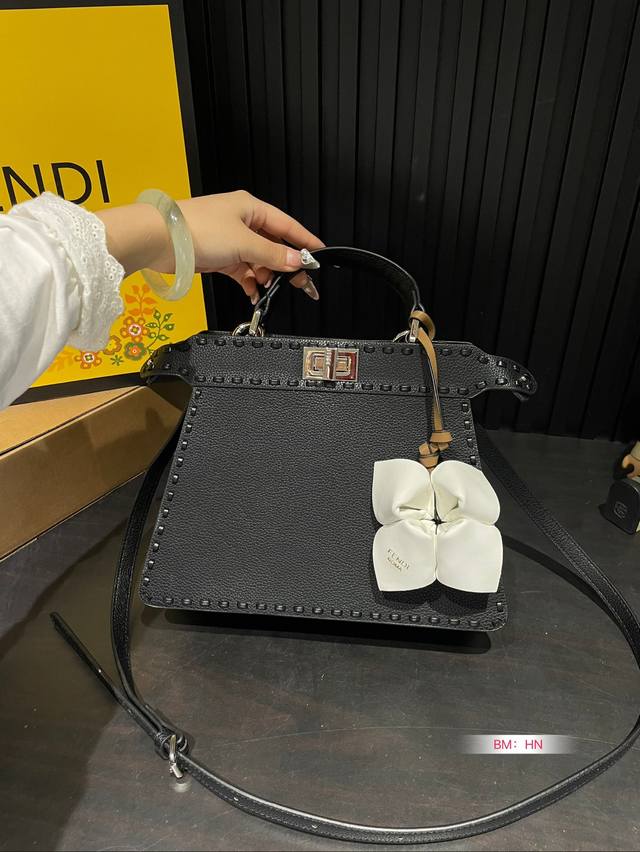 With a folding gift box, Fendi Peekaboo kitty bag is perfect for daily commuting. It's cool and luxurious. cool and cute is popular among collectors. Size: 27 * 21: