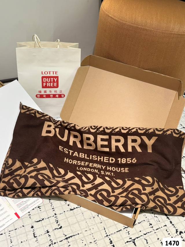 Comes with a gift box The most gentle color scheme of Burberry scarf is a cashmere scarf with a great atmosphere. Don't you want to order such a beautiful scarf now?