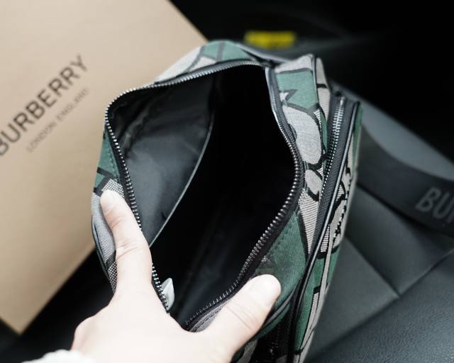 Burberry official website synchronizes the high version of the classic and timeless single shoulder crossbody backpack. The original fabric material has a delicate and deep waterproof and wear-resistant feel, which is not a common product in the mark