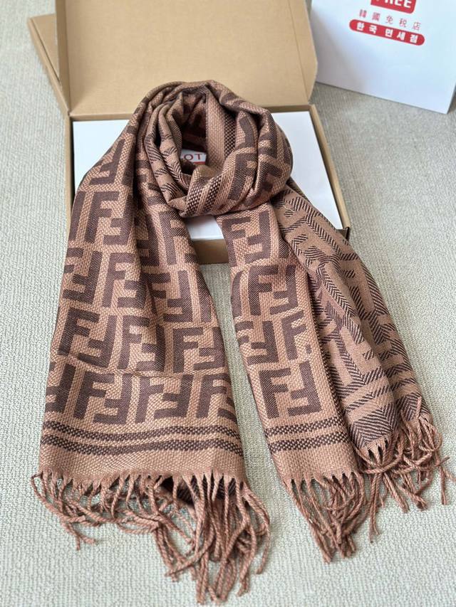 Comes with a box of wool scarf Size: 70 * 180cm Fendi new jacquard scarf. The wool feels super thick, soft, and comfortable, with a high-end aura and a stable 