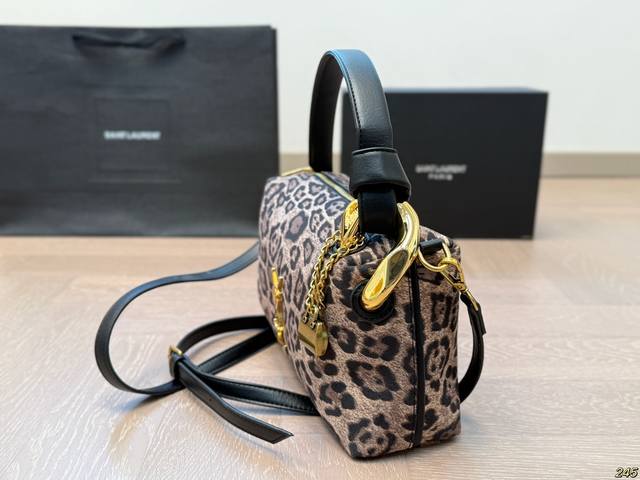 Saint Laurent YSL handbag crossbody bag Minimalism loves a very authentic retro feel. If you want a space, it's completely stress free for daily travel. Size 27 15