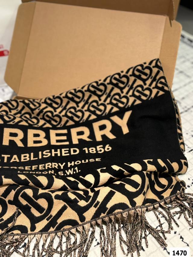 Comes with a gift box The most gentle color scheme of Burberry scarf is a cashmere scarf with a great atmosphere. Don't you want to order such a beautiful scarf now?