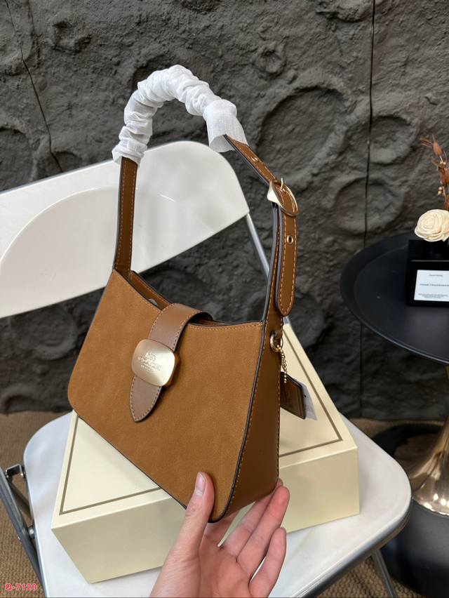 Paired with a folding box, Coach under the armpit amplifies the trick! The new Eliza series is really amazing! The minimalist design is truly eye-catching! The color is simple yet elegant, full of fashion sense, easy to match to create a sense of fas