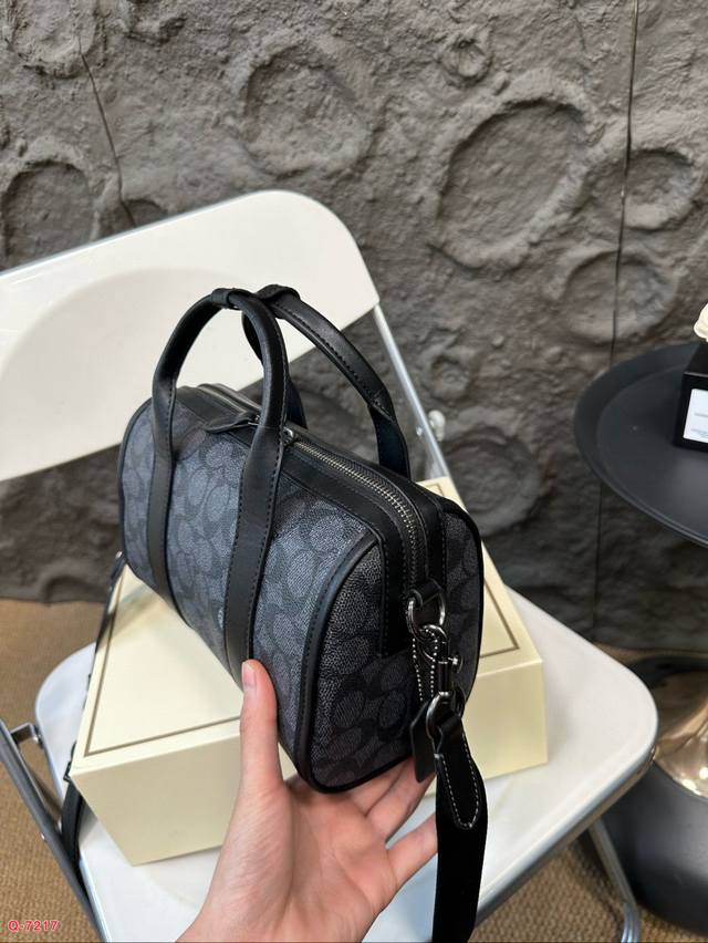 Paired with a folding box, this is a must-have item for the Coach brand. It's a classic Boston style item with a small body and large capacity. It's a must-have item for trendy men. You deserve to have a classic vintage flower that won't break or wea