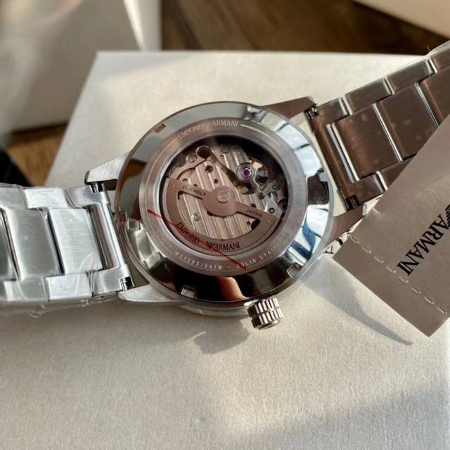 Armani AR60053 silver hollowed out diamond inlaid perspective automatic mechanical watch! Hollow perspective window, with texture pointers and sharp lines that leap into the hand! The green dial paired with a 316 steel strap bracelet is grand and bea