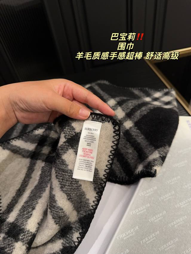 The low-key luxury of pairing Burberry scarves with boxes! This Burberry scarf is extremely easy to match, suitable for both men and women. The more you look at it, the more you love it, the more fashionable it becomes, and the more you look at it, t