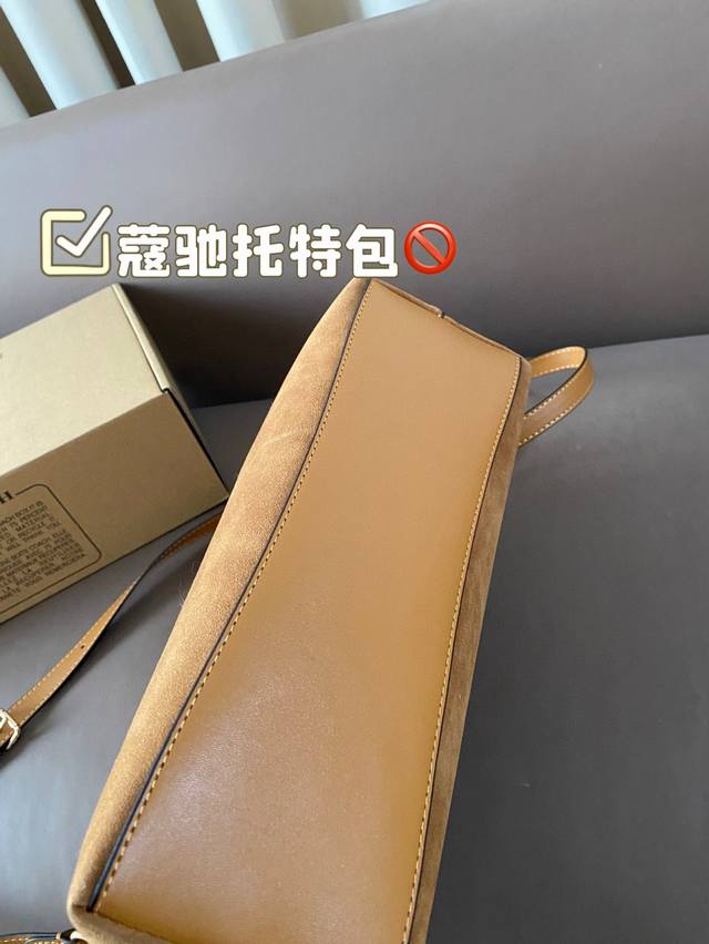 Paired with the airplane box, the Coach tote bag not only looks good but also has a simple and easy-to-use design. The key is that it is super good-looking, lightweight, colorful, and sturdy. Become the most popular fashion item on the street in minu