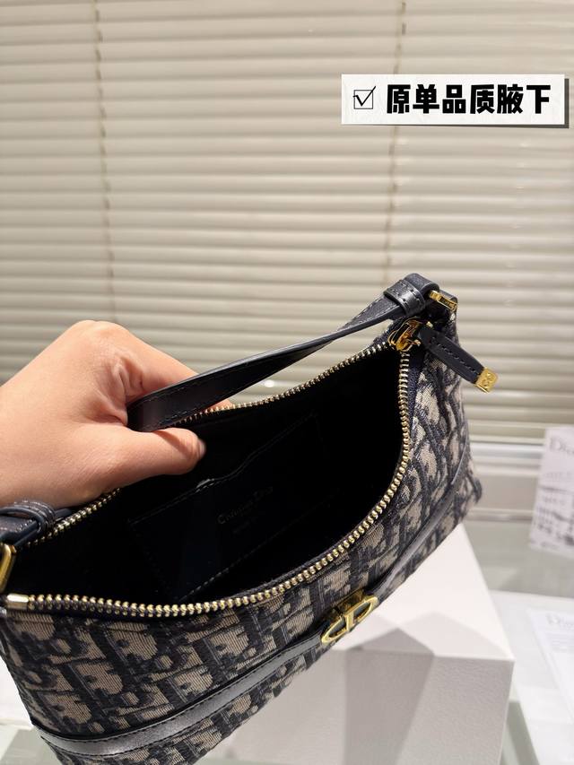 The latest underarm dumpling bag from Dior is a mini shoulder dumpling bag from the early spring collection of 2025, which enriches the Miss Caro series with fashionable and exquisite items. Xing uses black, pink, colored sheepskin and classic: