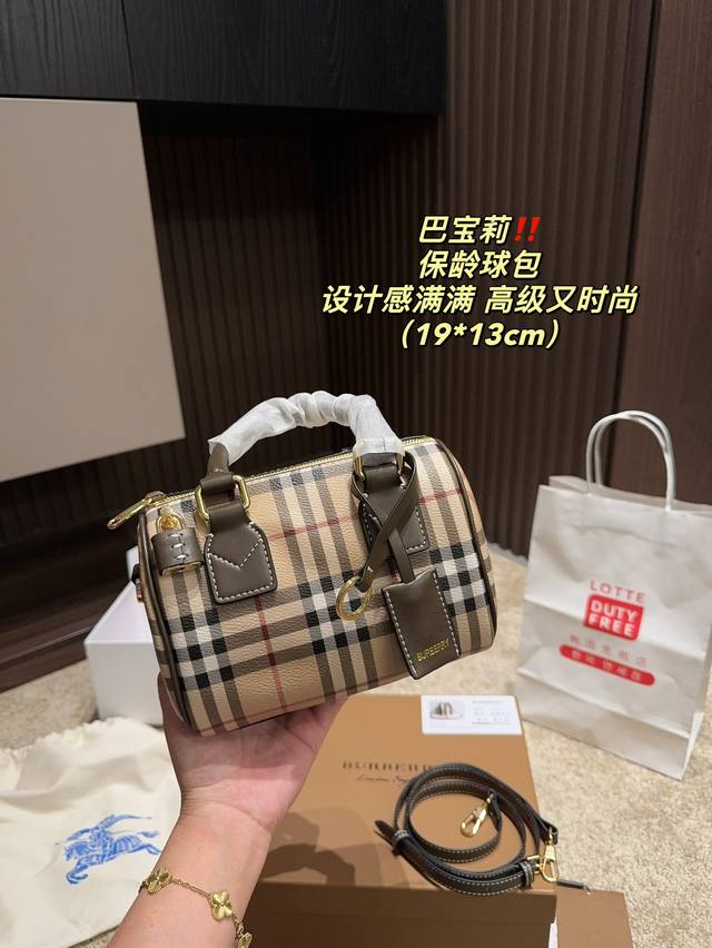 Featuring a foldable box size of 19.13, this Boston bowling bag has become another masterpiece of Burberry due to its unique design and practicality. Featuring a checkered pattern and a foldable box size of 19.13, this Boston bowling bag has become a