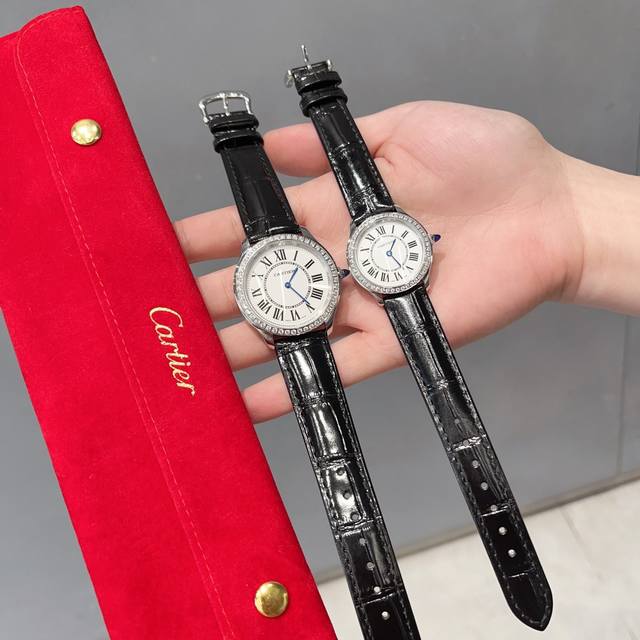 White Shell Gold Diamond 30 Cartier Ronde Must London Series Quartz Watch! The all-new London rondemust series watch has a refreshed dial: the bezel is more plump and rounded, and the silver sandblasted dial is equipped with a minute and second