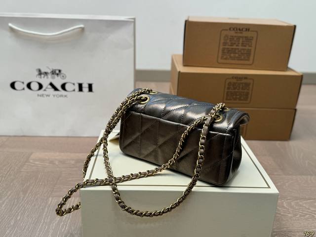 The small folding box of the Coach Tabby wine god bag is not only practical and versatile, but also very distinctive and attractive. I really love this simple style. It is very easy to wear and can be carried on the back. Both practicality and beauty