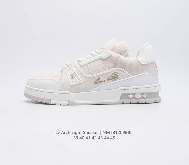 Louis Vuitton Lv board shoes are fashionable sports shoes with a trendy thick sole and height increasing men's shoes. They are comfortable, non slip, and versatile, dominating the entire fashion and entertainment industry. The details of the shoe are