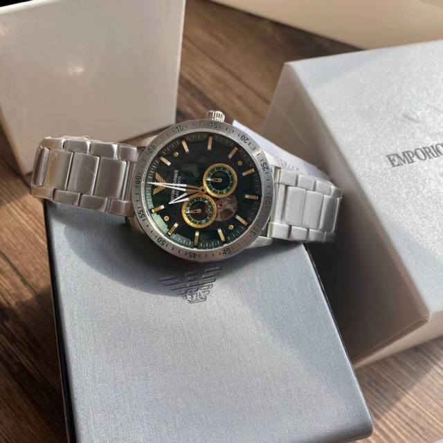 Armani AR60053 silver hollowed out diamond inlaid perspective automatic mechanical watch! Hollow perspective window, with texture pointers and sharp lines that leap into the hand! The green dial paired with a 316 steel strap bracelet is grand and bea