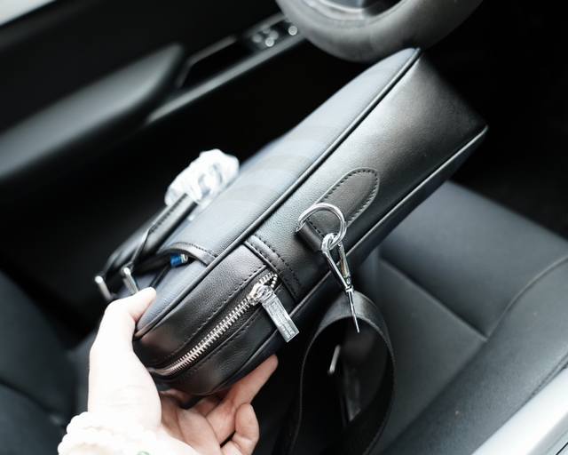Burberry official website synchronizes high version handbag and crossbody backpack with timeless iconic products made of pure original single calf leather top hardware, non market ordinary version. This year's favorite styles of Burberry are all phot
