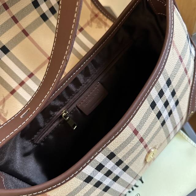 Folding gift box Burberry vintage warhorse leather armpit baguette bag Burberry cowhide armpit baguette bag is not only a classic of Fendi's vintage baguette bag, this one is also classic. The reason why people love baguettes so much is that