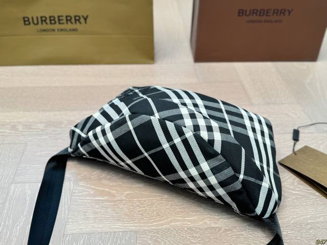 The classic logo of the Burberry waist bag and chest bag is highly recognizable, making it a versatile and fashionable item for the upper body. Size 32 16