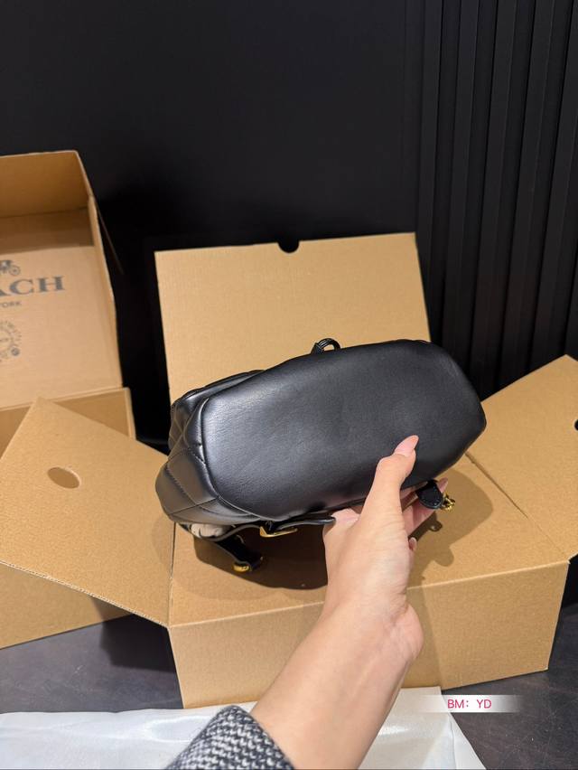 The Coach Coach Shoulder Tabby Backpack with Airplane Box is a versatile and versatile backpack that reshapes the coach design of the 1970s in a modern way. Its multifunctional style can be used as a backpack