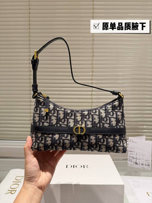 The latest underarm dumpling bag from Dior is a mini shoulder dumpling bag from the early spring collection of 2025, which enriches the Miss Caro series with fashionable and exquisite items. Xing uses black, pink, colored sheepskin and classic: