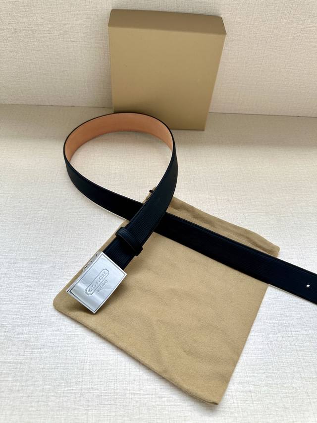 As a well-known fashion brand, Coach with a width of 3.5cm often cleverly integrates its brand logo into the design of the belt, such as printing the brand's initials, patterns, etc. on the buckle or belt, which not only highlights the brand's identi