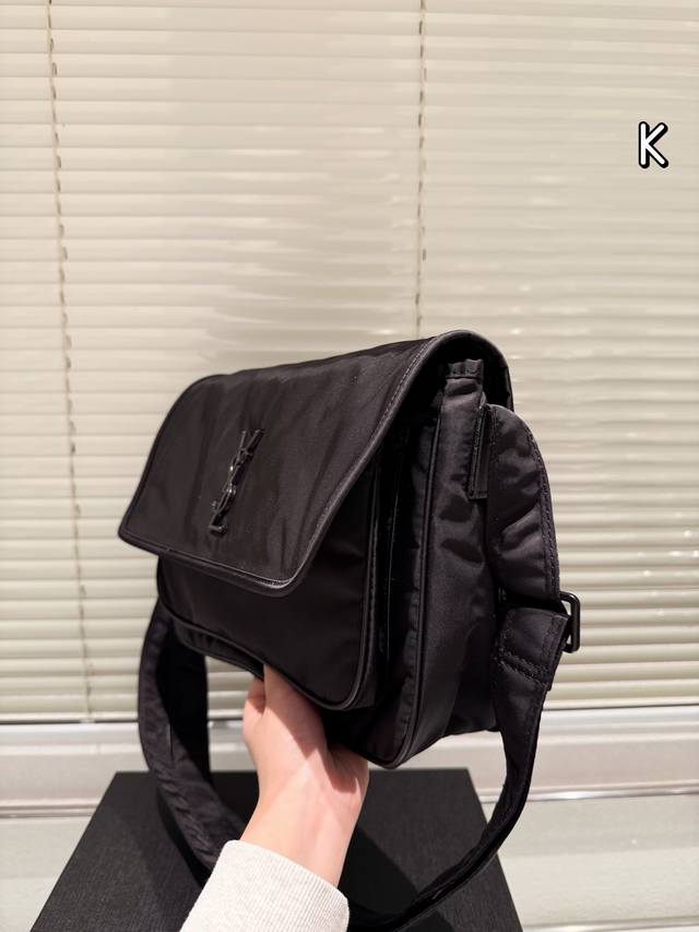 The Ysl Niki mailman bag has a tightly held temperament, and the # Niki shoulder strap can be adjusted to a single shoulder position, and even shorter to an armpit bag. Of course, this is completely fine for crossbody. The YSL nylon fabric reflects a