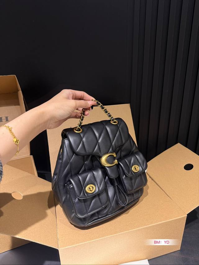 The Coach Coach Shoulder Tabby Backpack with Airplane Box is a versatile and versatile backpack that reshapes the coach design of the 1970s in a modern way. Its multifunctional style can be used as a backpack