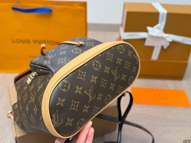 The folding box Lv new backpack is versatile to the point of having no friends, it's cool, stylish, and highly recognizable. It's also handsome and fashionable for commuting! Size 26 26: