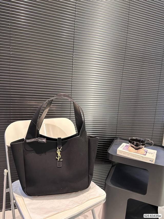 The Saint Laurent suede tote bag with airplane box is full of design sense, very intellectual and elegant. It is a super high-end fashion item that will definitely amaze you. Size: 32 28