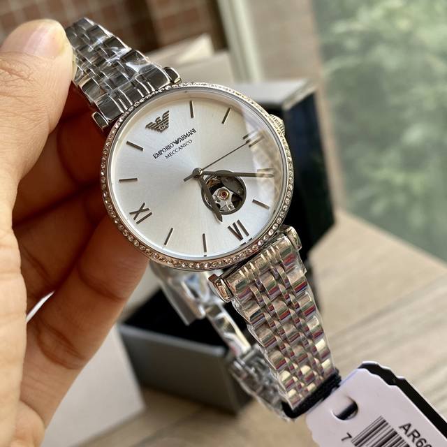 Armani mechanical women's watch has arrived!! Classic and minimalist Italian style, with a transparent heart on the exposed movement, 316 stainless steel strap, original mineral crystal mirror with 30 meter waterproof buckle, fully manual winding mec
