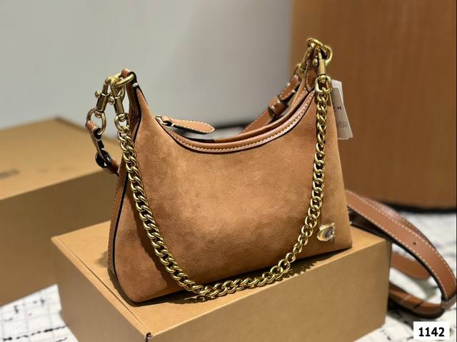 Paired with the new Kouchi armpit bag, the spicy girl style is also too cool. The new product is so beautiful, and the new bag shape is great for carrying. It's really cool. Family size: 25 15: