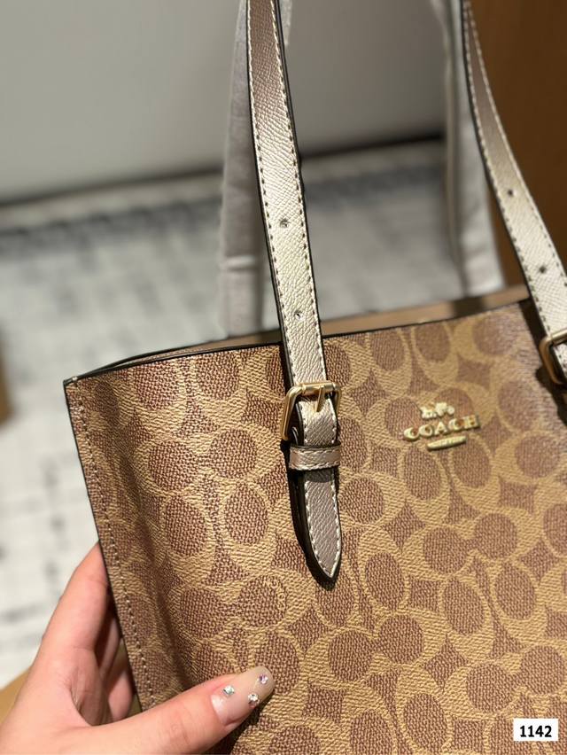 It goes without saying that the Coach shopping bag is a classic evergreen product of the Coach. Its color matching is very distinctive, and it is a super popular tote bag that can cure all troubles. It is the best representative of appearance and pra