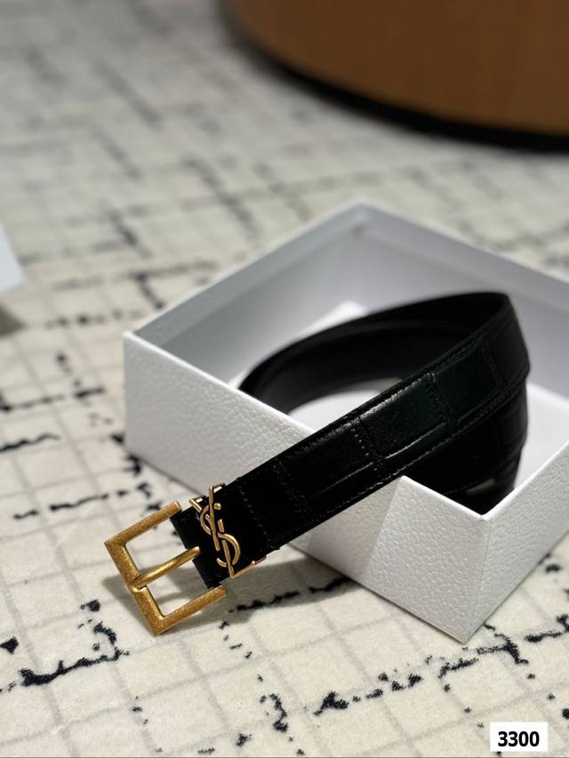 The original leather Ysl belt with box matching has been very popular recently! Cowhide leather! Complete packaging! The belt belongs to it! The belt is exquisite and fashionable. Please note the size when placing an order