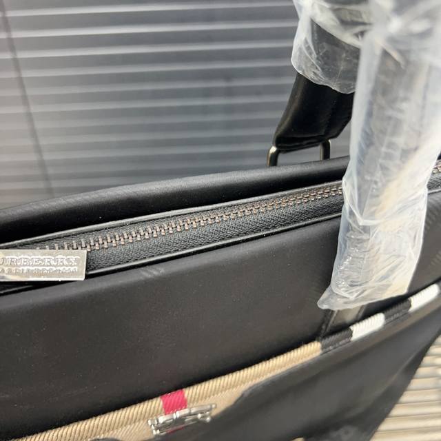 Burberry canvas men's handbag, handbag, computer bag, exquisite inlay craftsmanship, classic and versatile, photographed in the original factory fabric 28 X 38 Cm