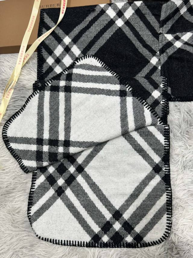 New scarf, Burberry. Original beautiful item, classic explosive item, returns to the forefront. Burberry's new imported Nepalese cashmere top embroidery scarf is definitely a screaming quality fashion brand's top design A must-have high-end boutique