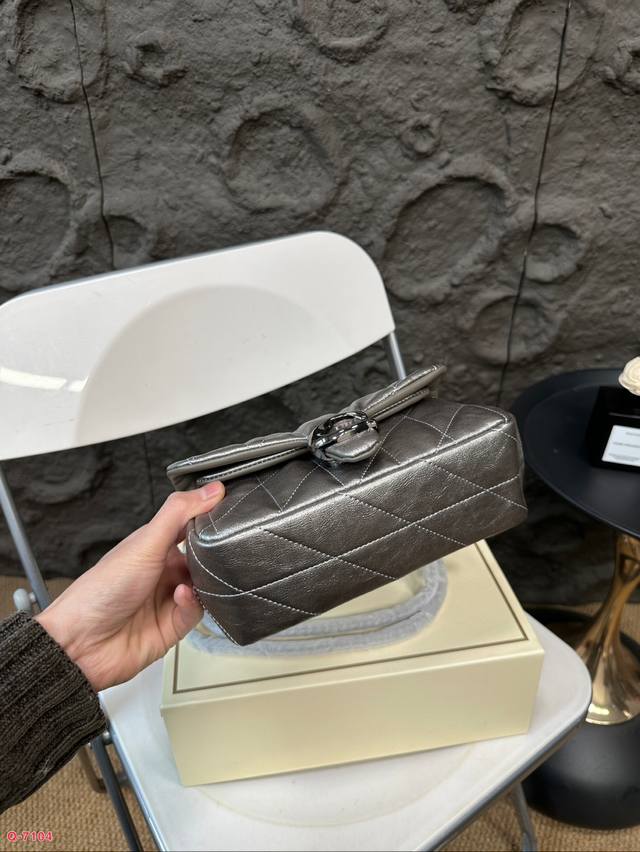 Paired with a folding box, Coach Wine God Wow, Coach's shining and charming second Tabby is definitely not unfamiliar and can be considered as Coach's main force. The little fairy will definitely not miss out on the fashionable and essential autumn a