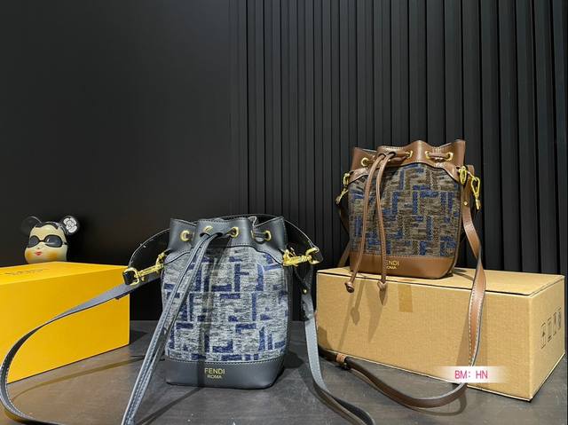 Paired with a folding gift box, Fendi Baguette's new product, the Chenille velvet bucket bag, is warm, delicate, elegant, and high-end. It is very versatile, durable, classic, and fashionable. Size: 14 * 22cm: