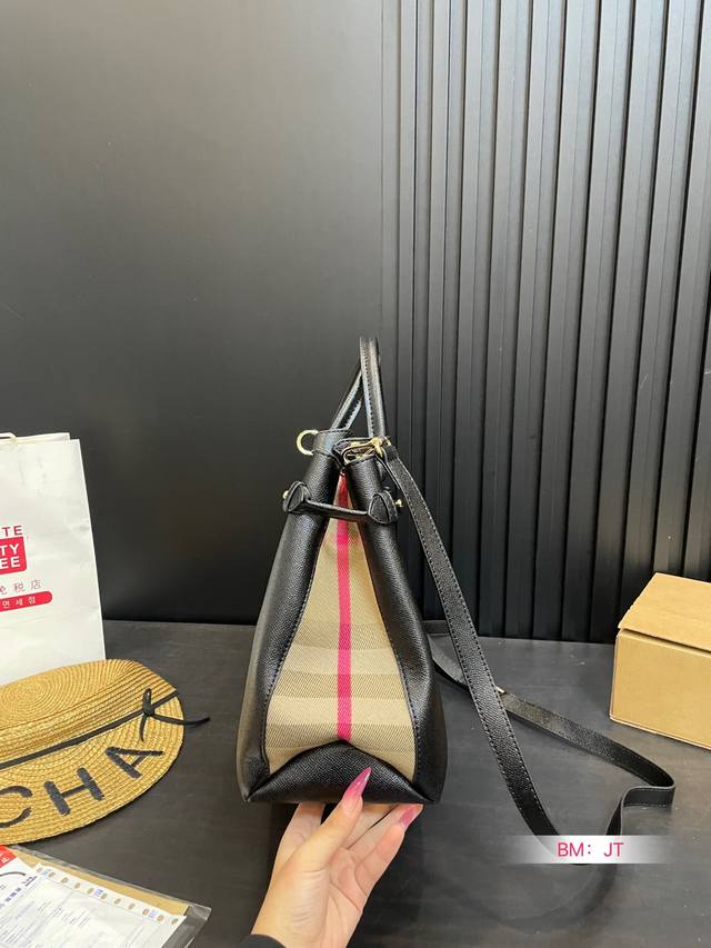 Burberry tote bag, new tote bag! Side suction mode allows for carrying while carrying a long shoulder strap, which can be worn diagonally or on one shoulder! Size: 33 25