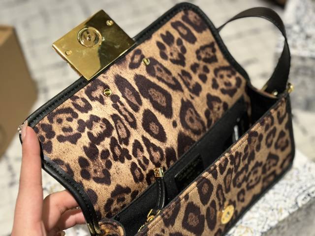 Folding gift box Dior Winter crossbody bag with low-key and unique texture, artistic atmosphere, high aesthetic value, must be included in the collection of beauty! Size 22.11: